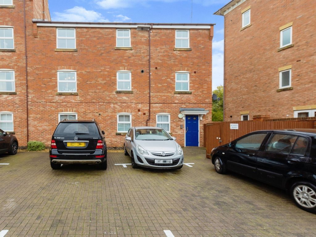 2 bed flat for sale in Crowell Mews, Aylesbury HP19 Zoopla