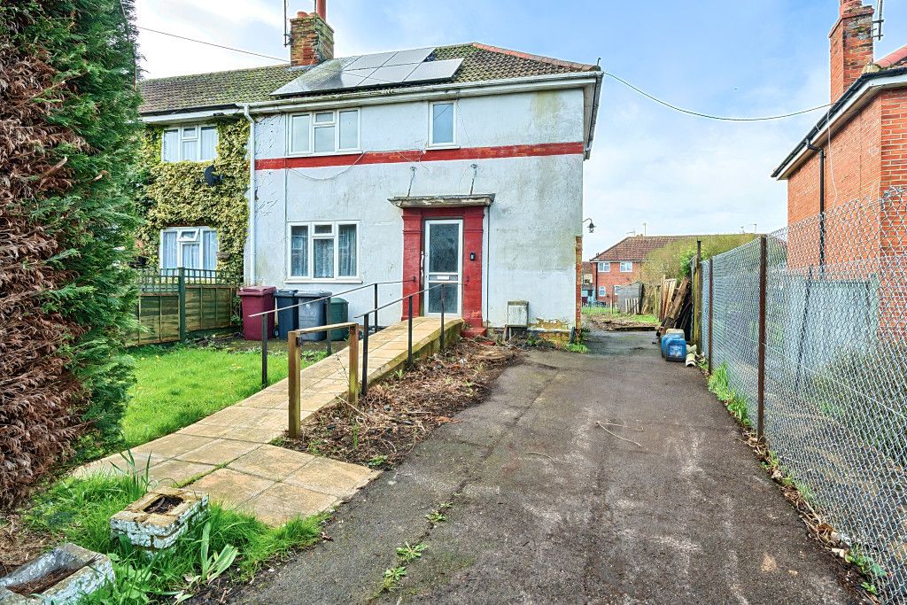 2 bed end terrace house for sale in Dawlish Road, Reading, Berkshire