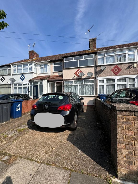 4 bed terraced house to rent in Marlborough Road, Southall UB2, £2,750