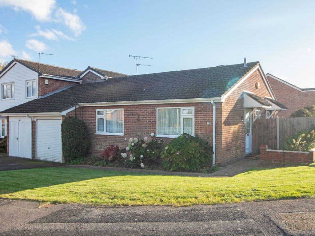 2 bed bungalow for sale in Kestrel Close, Clanfield PO8, £365,000 Zoopla