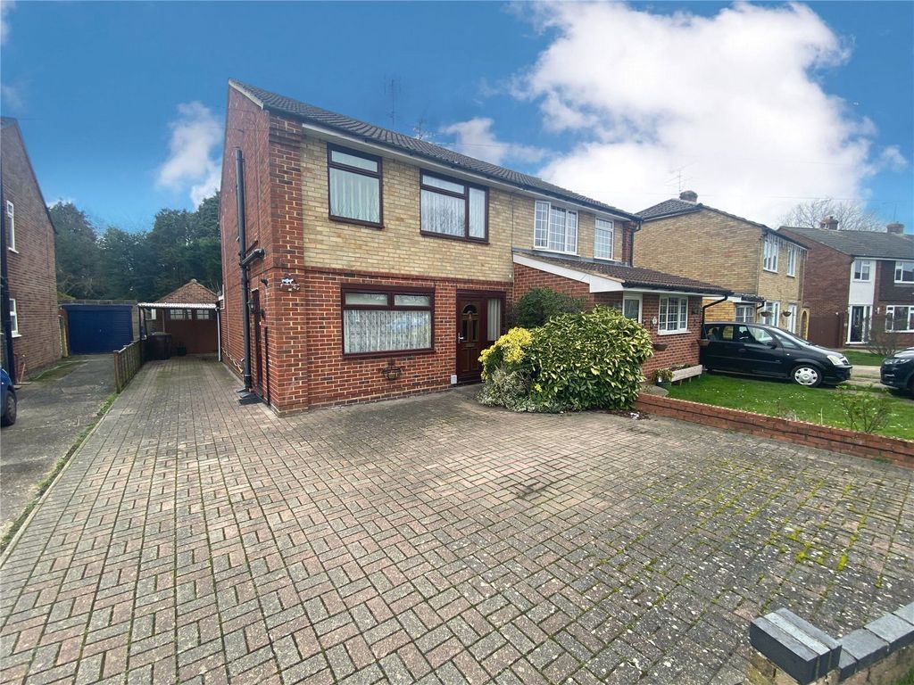 3 bed semidetached house for sale in Giffard Drive, Farnborough