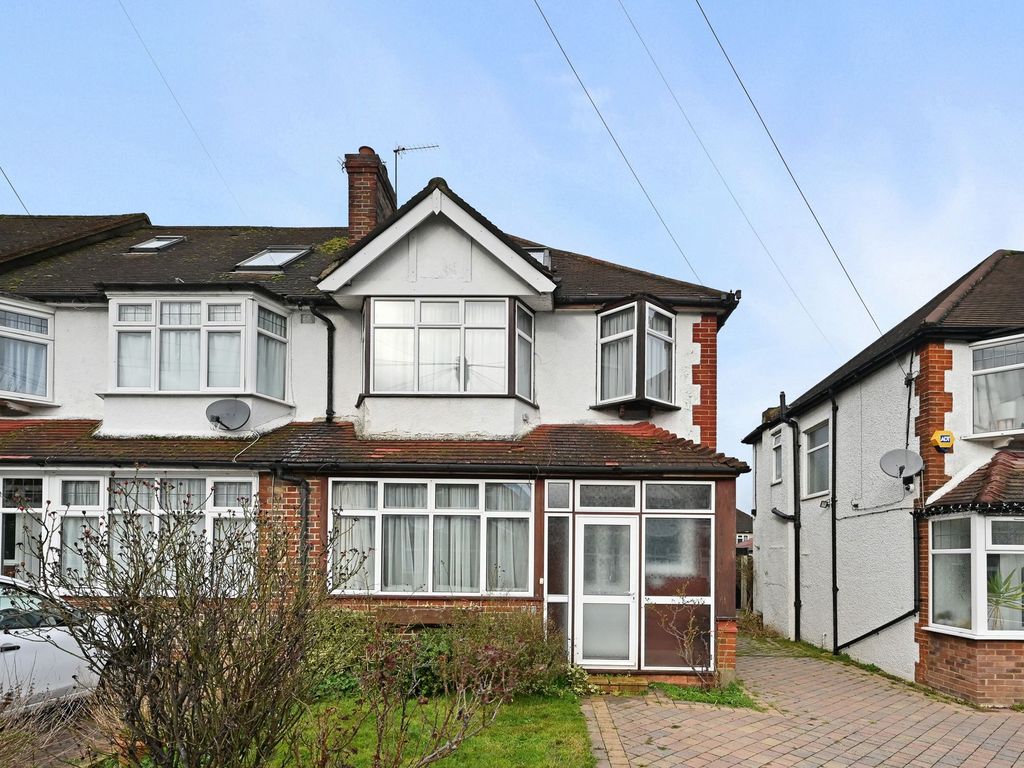 4 bed end terrace house for sale in Taunton Close, Sutton SM3, £550,000