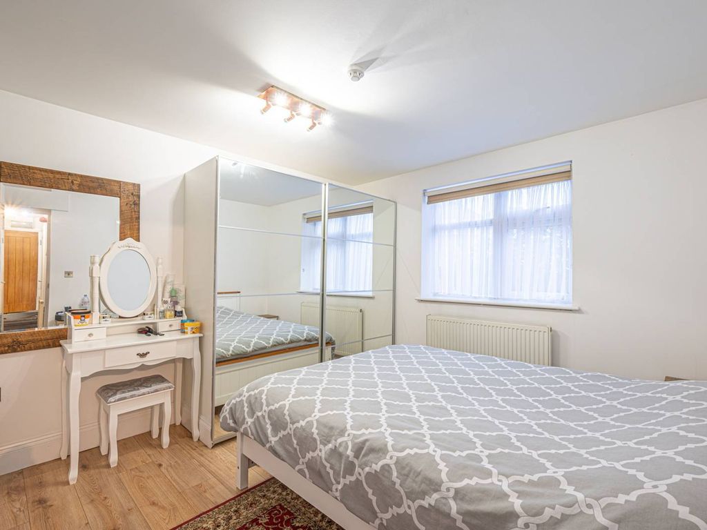 2 bed flat for sale in Renters Avenue, Hendon, London NW4, £450,000