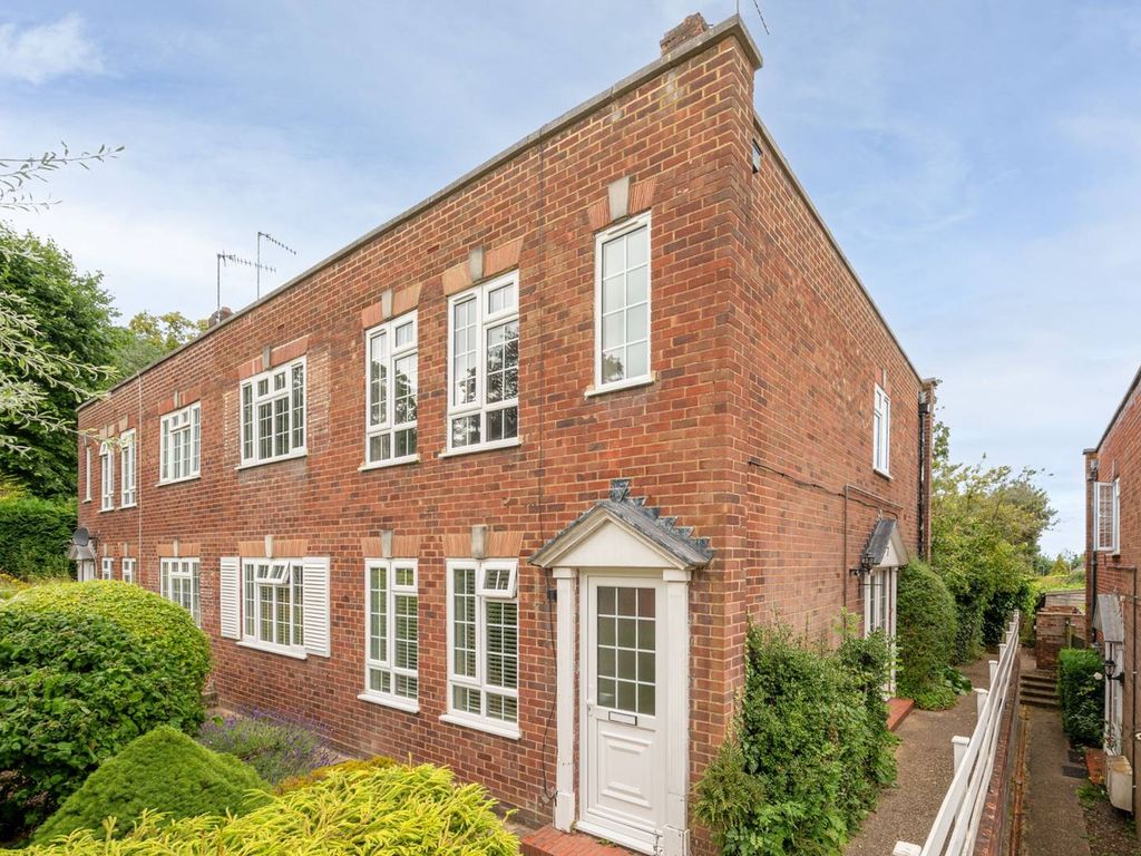 2 bed flat to rent in Hollygrove WD23, Bushey,, £2,200 pcm Zoopla