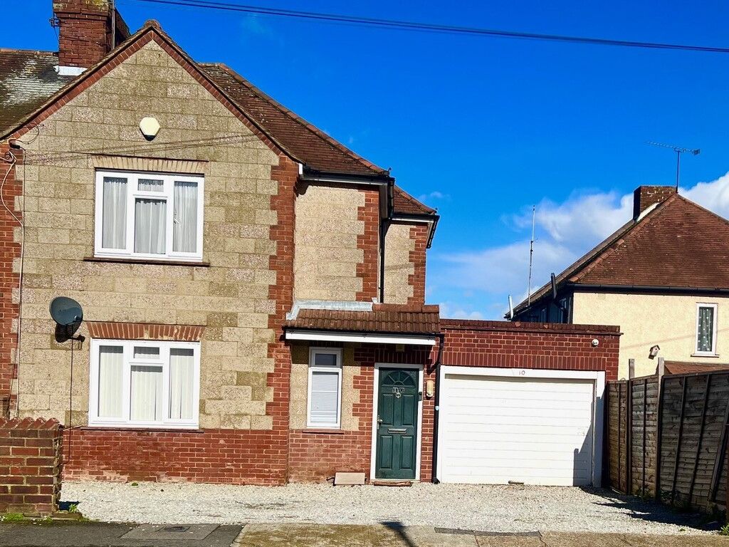 3 bed semidetached house to rent in Hawthorn Road, Strood, Rochester