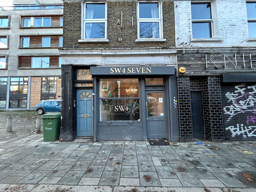 Retail premises to let in Clapham Park Road, London SW4, £16,000 pa