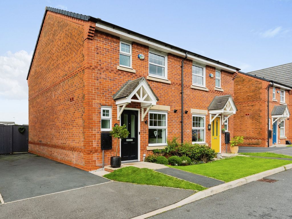 3 bed semidetached house for sale in Dairy House Close, Rochdale OL16