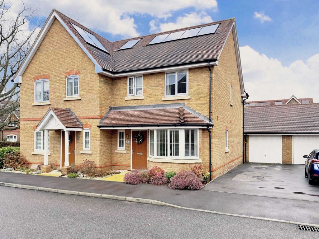 3 bed semidetached house to rent in Cammell Close, Wokingham RG41, £