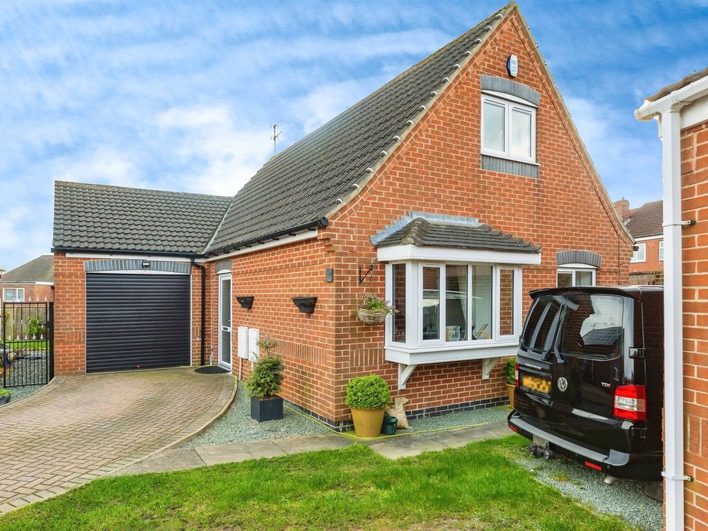 3 bed detached bungalow for sale in Moorview Court, Kimberworth