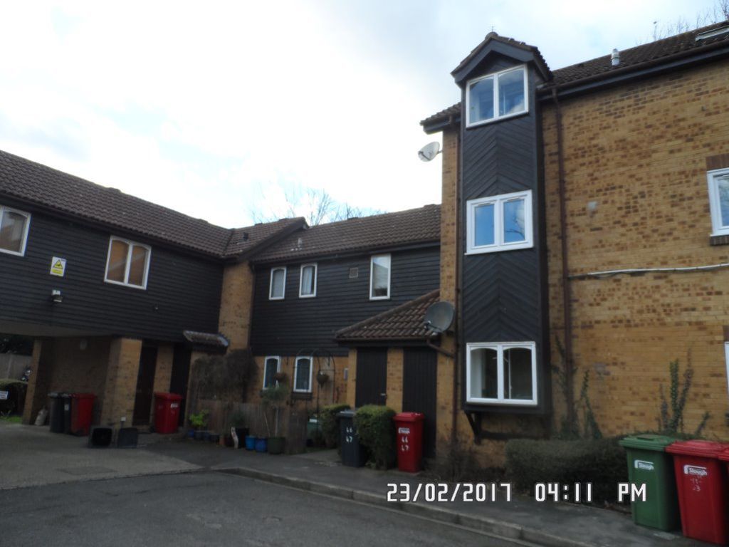 1 bed flat to rent in Albany Park, Colnbrook, Slough SL3, £1,100 pcm
