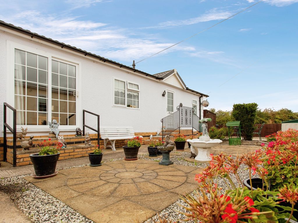 2 bed mobile/park home for sale in Falcon Park, Longstanton, Cambridge