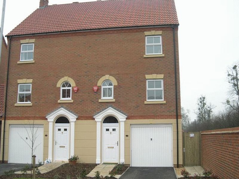 3 bed town house to rent in Owen Close, Langley, Slough SL3 Zoopla