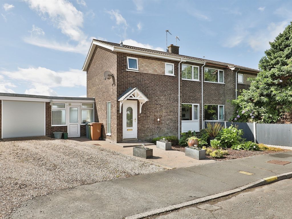 3 bed semidetached house for sale in Hilary Close, Lingwood, Norwich