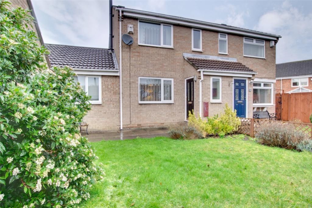 3 bed semidetached house to rent in Seaton Close, Gateshead, Tyne And