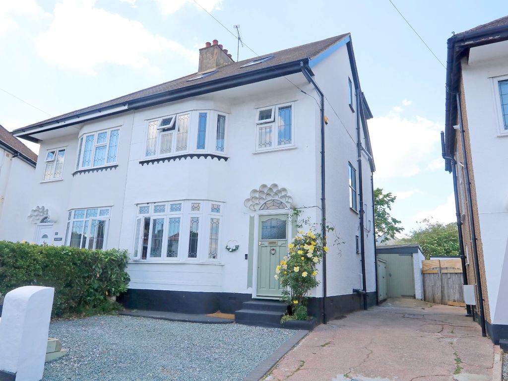 4 bed semidetached house to rent in Woodcroft Close, Hadleigh
