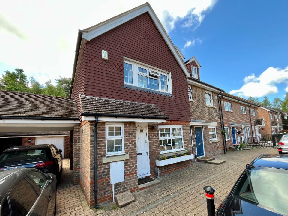 3 bed semidetached house to rent in Falconer Road, Fleet GU51 Zoopla