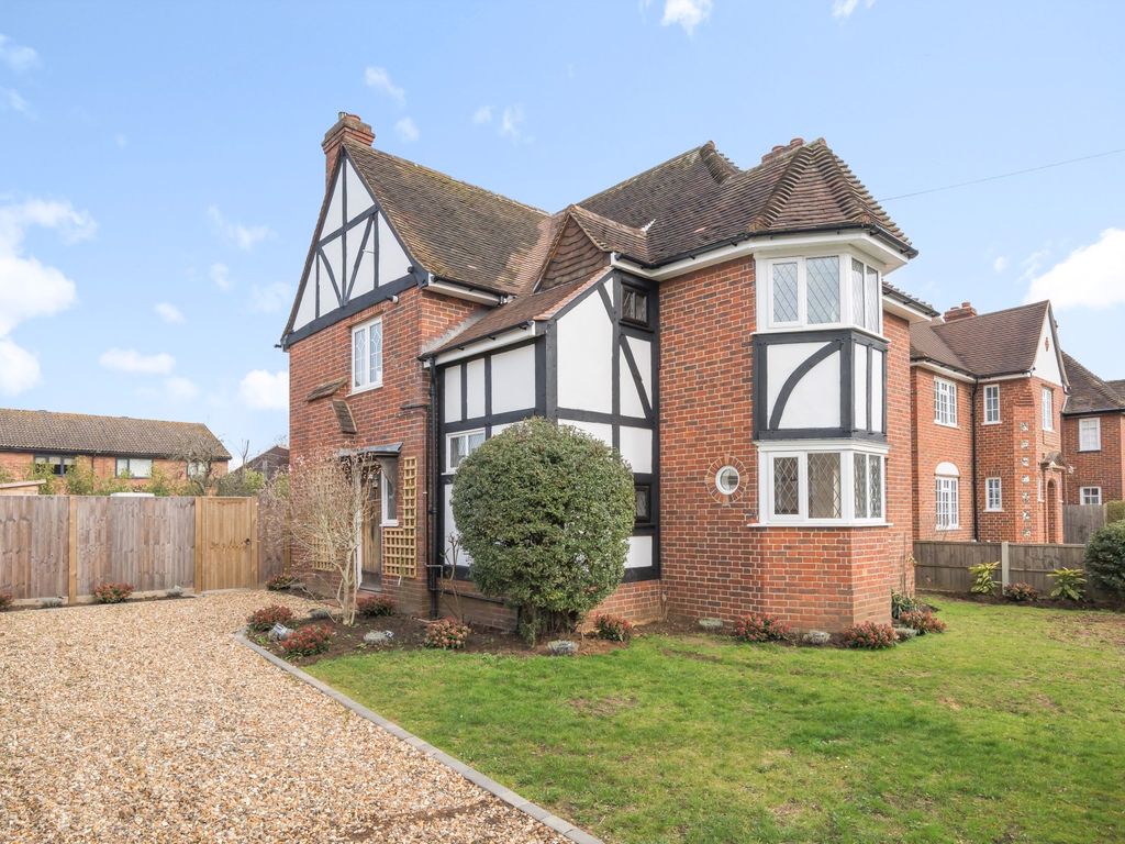 3 bed detached house to rent in Manor Farm Avenue, Shepperton TW17, £