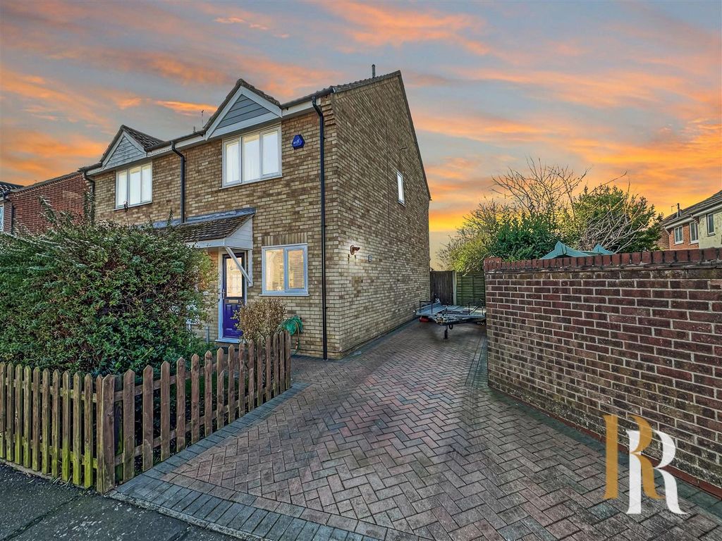 3 bed semidetached house for sale in Bilsdale Close, Highwoods