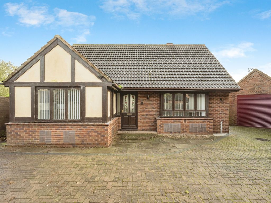 3 bed detached bungalow for sale in South End, Thorne, Doncaster DN8, £