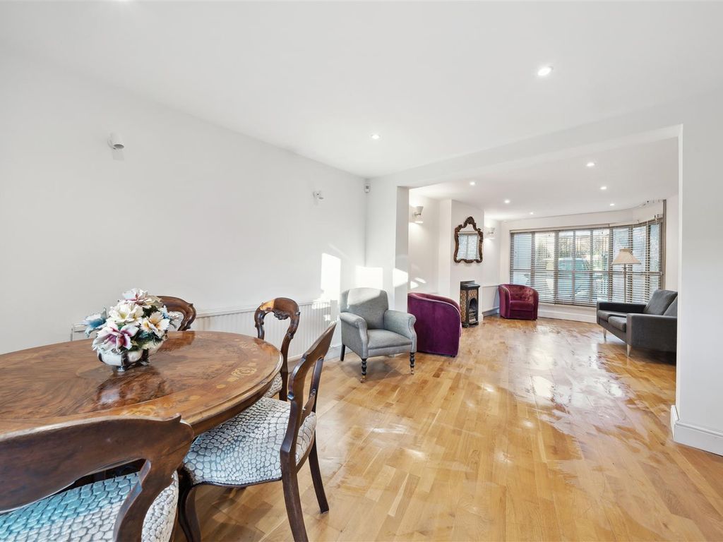2 bed link detached house for sale in Devonshire Passage, London W4, £