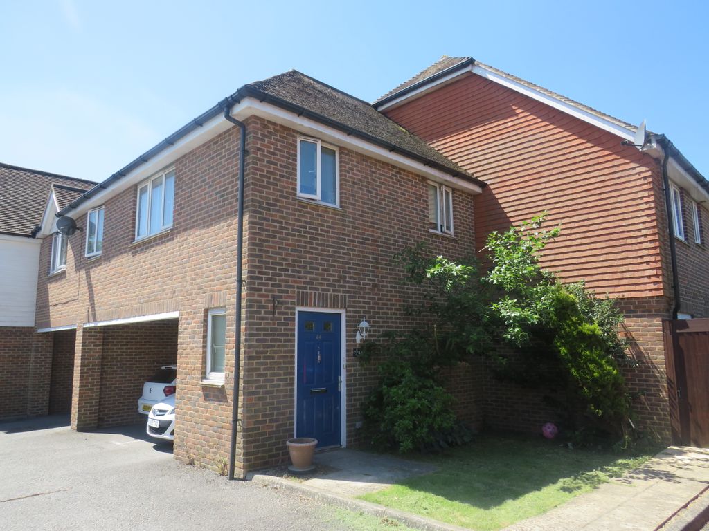 2 bed flat to rent in The Hemsleys, Pease Pottage, Crawley RH11, £1,250