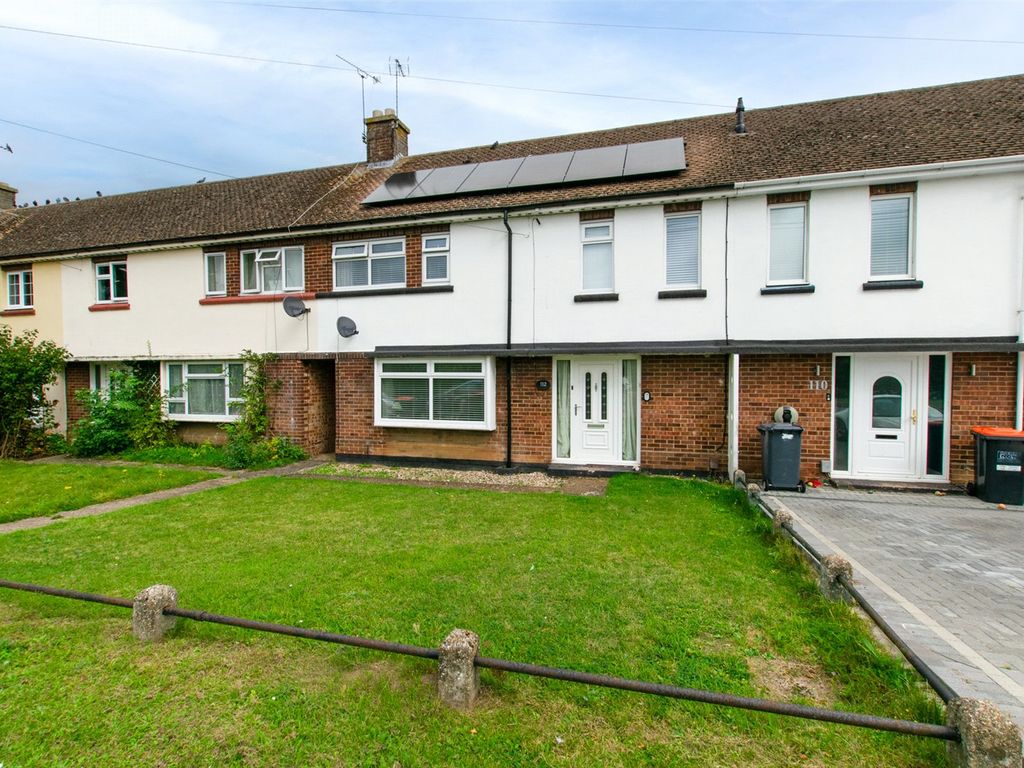 3 bed terraced house for sale in Drovers Way, Dunstable, Bedfordshire