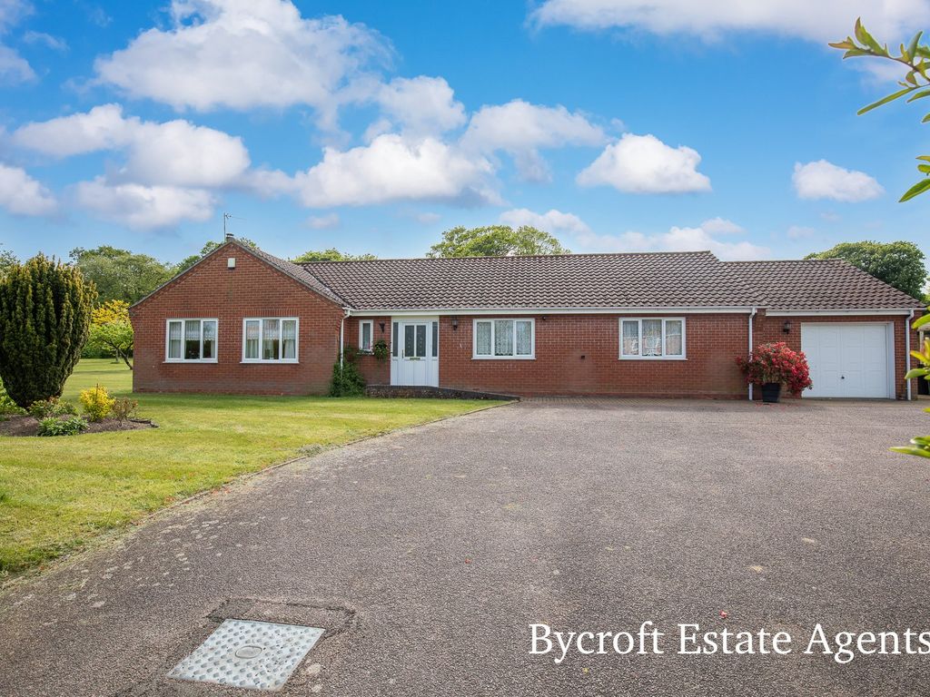 3 bed detached bungalow for sale in Thorpe Road, Haddiscoe, Norwich