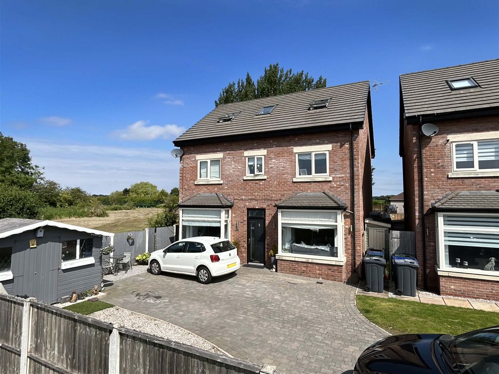 5 bed detached house for sale in The Gravel, Mere Brow PR4, £450,000