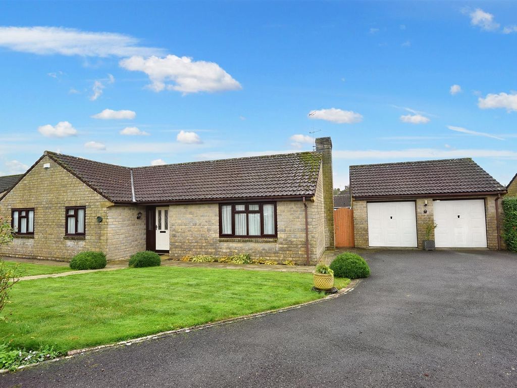 3 bed detached bungalow for sale in Foxglove Close, Wyke, Gillingham