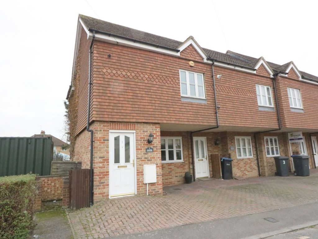 3 bed end terrace house to rent in Rusham Road, Egham, Surrey TW20, £