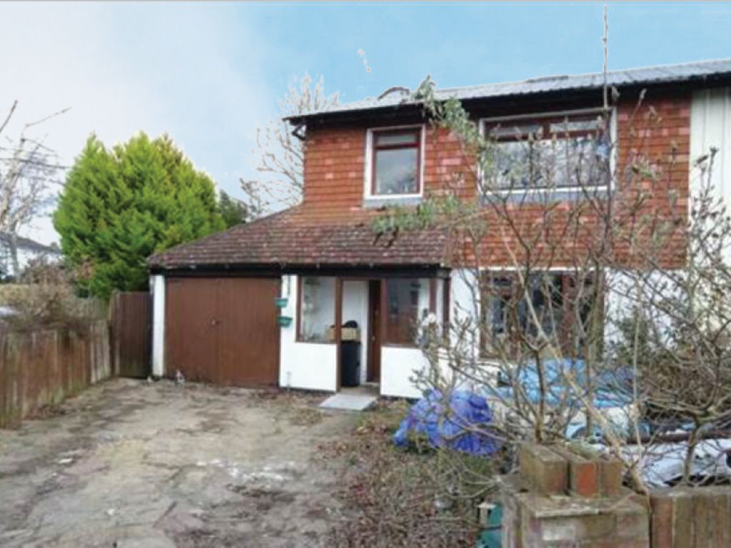 3 bed semidetached house for sale in Mayfield Close, New Haw
