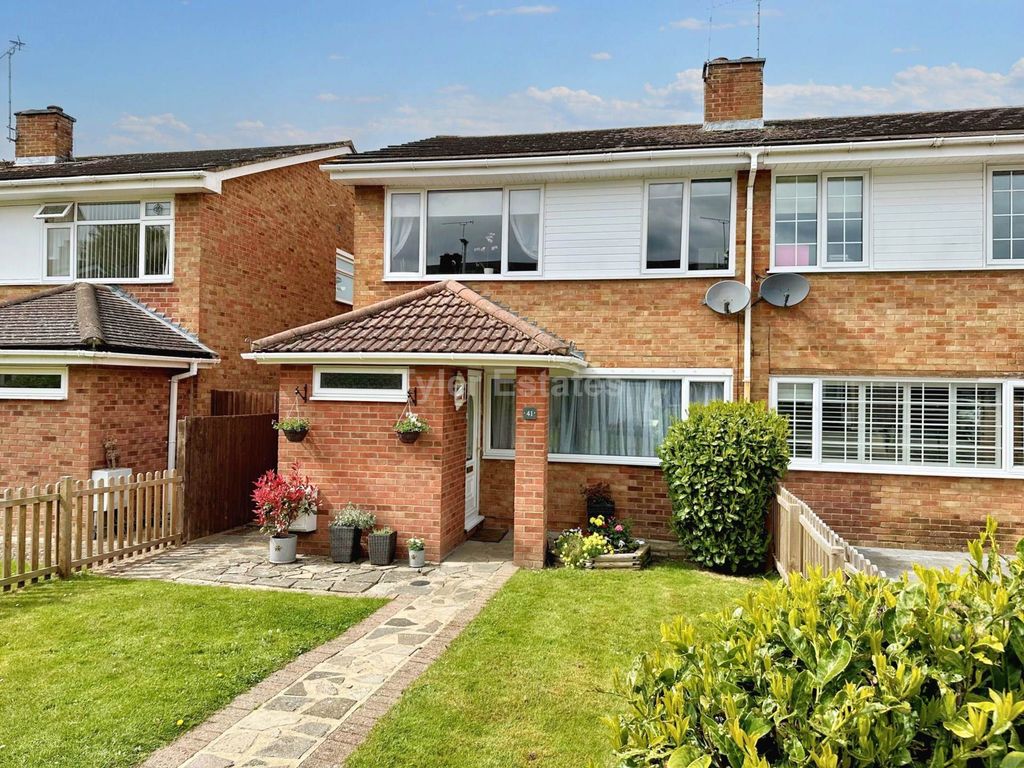 4 bed semidetached house for sale in Foxhunter Walk, Billericay CM11
