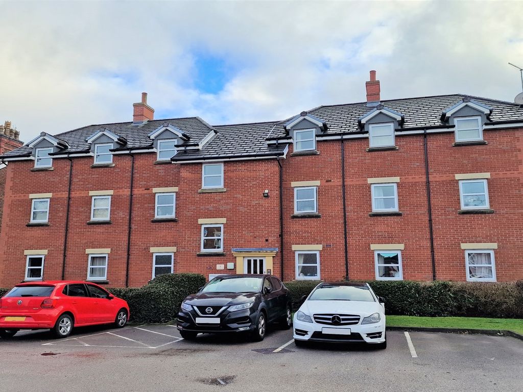 2 bed flat to rent in Provender Close, Broadheath, Altrincham WA14, £