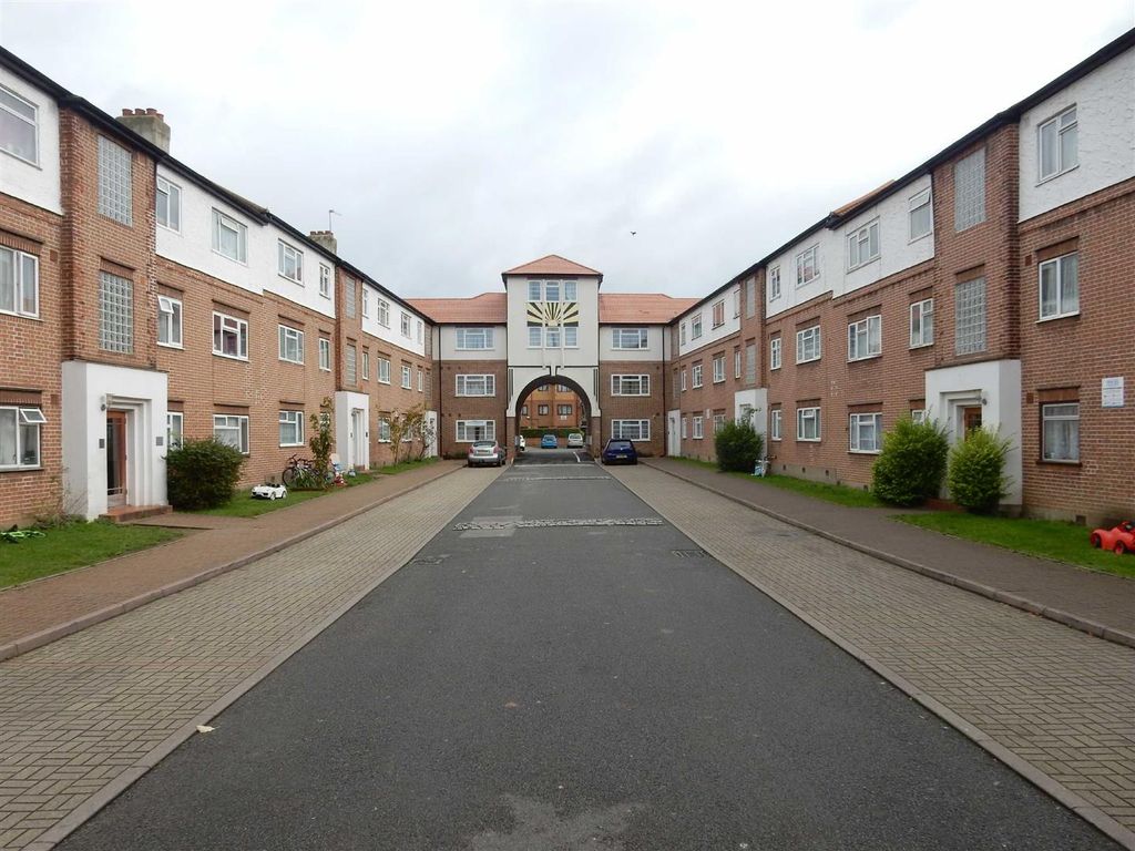 2 bed flat to rent in Southall Court, Lady Margaret Road, Southall UB1