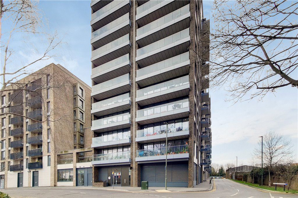 1 bed flat to rent in High Street, StainesUponThames, Surrey TW18