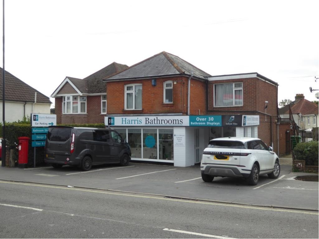 Retail premises to let in West End Road, Southampton SO18, £18,500 pa
