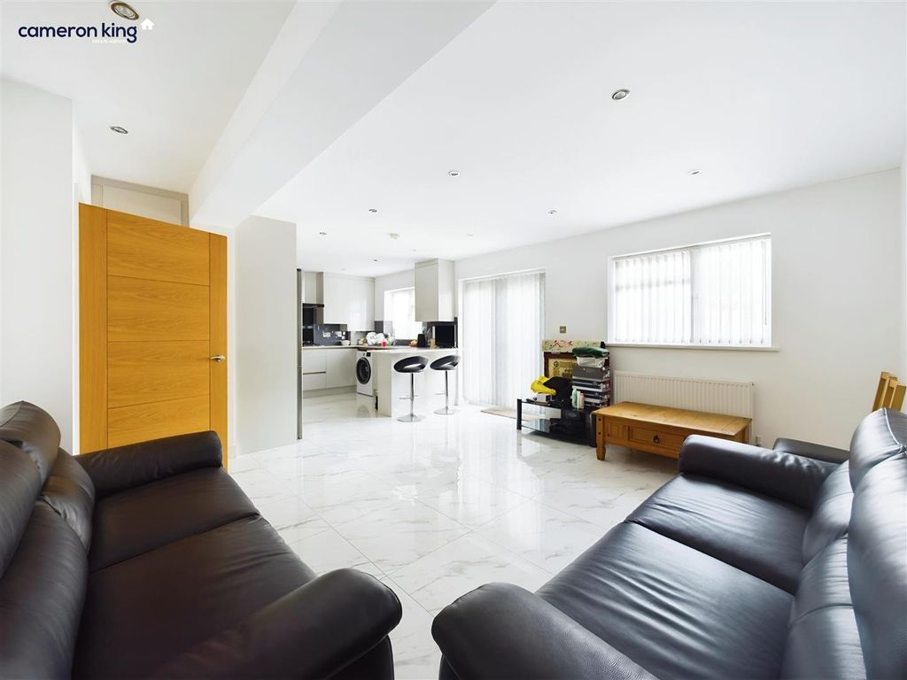 4 bed end terrace house for sale in Hatton Avenue, Slough SL2, £550,000