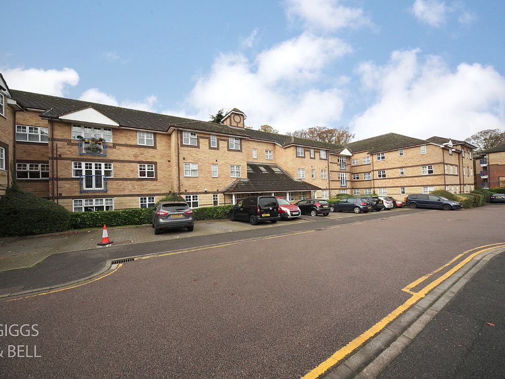 2 bed flat for sale in Barons Court, Earls Meade, Luton, Bedfordshire