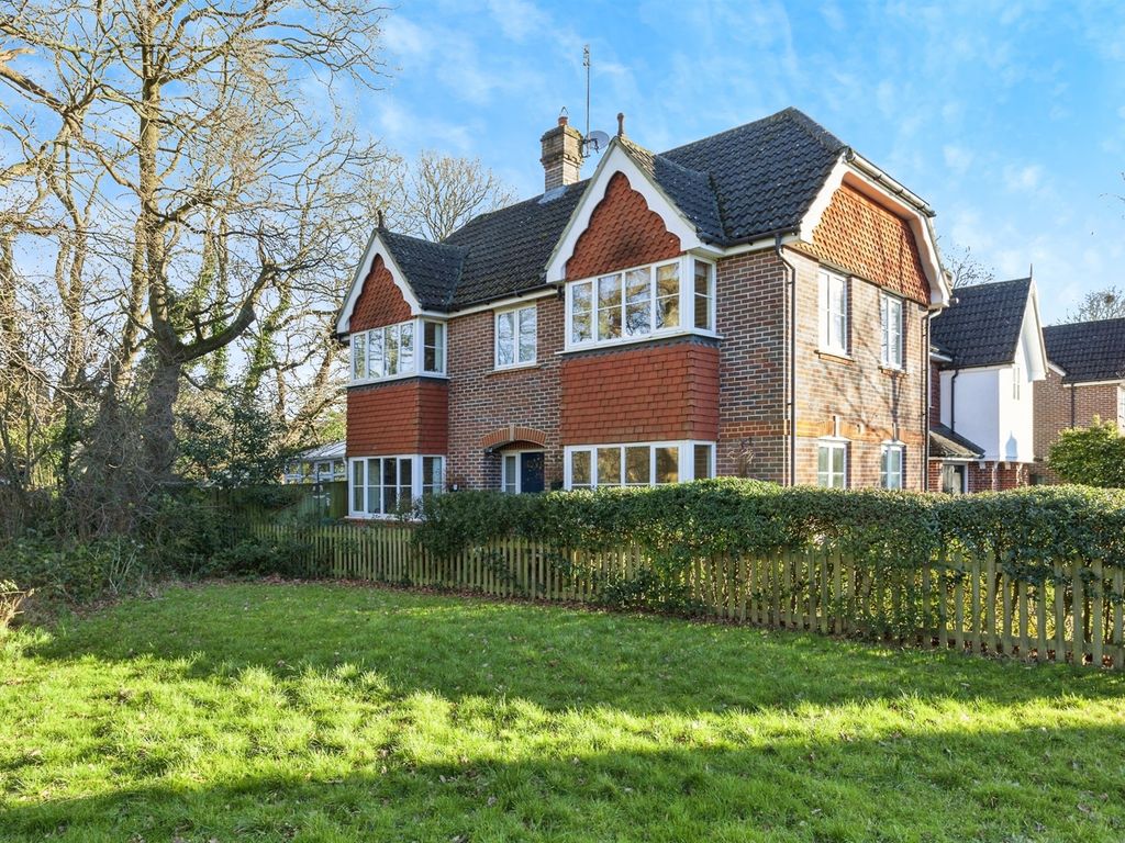 4 bed detached house for sale in Clifton Close, Horley RH6, £700,000