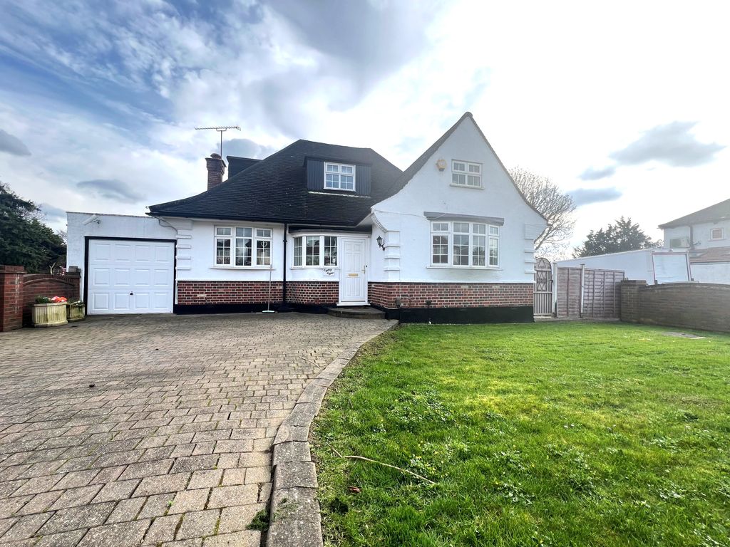 4 bed detached house to rent in Bridle Road, Eastcote, Pinner HA5, £