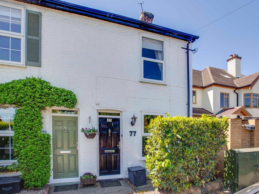 2 bed end terrace house for sale in White Lion Road, Amersham
