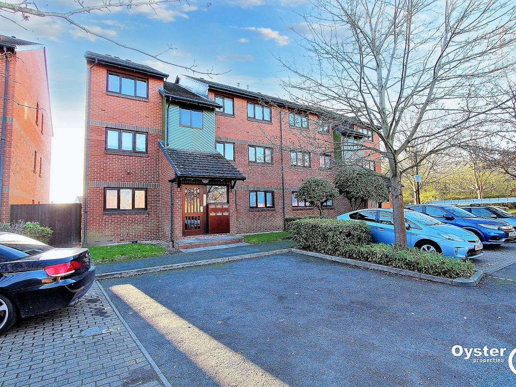 2 bed flat to rent in Maltby Drive, Enfield EN1, £1,500 pcm Zoopla