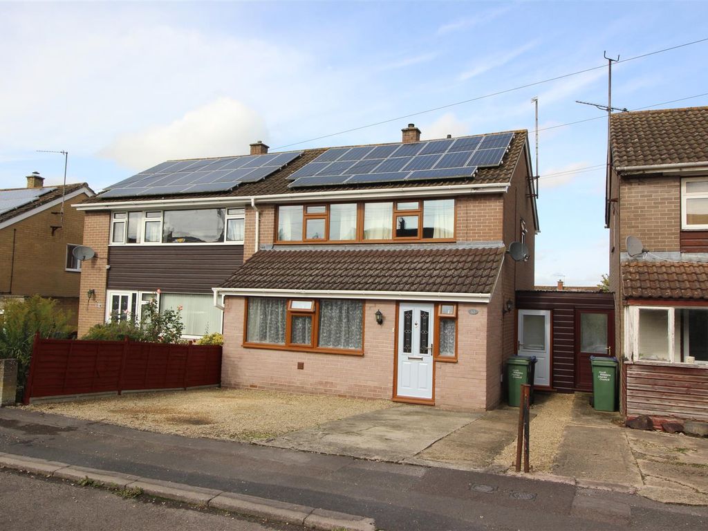 3 bed semidetached house for sale in Hardens Mead, Chippenham SN15, £