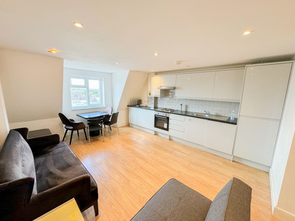 1 bed flat to rent in High Road, Leyton E10, £1,500 pcm Zoopla