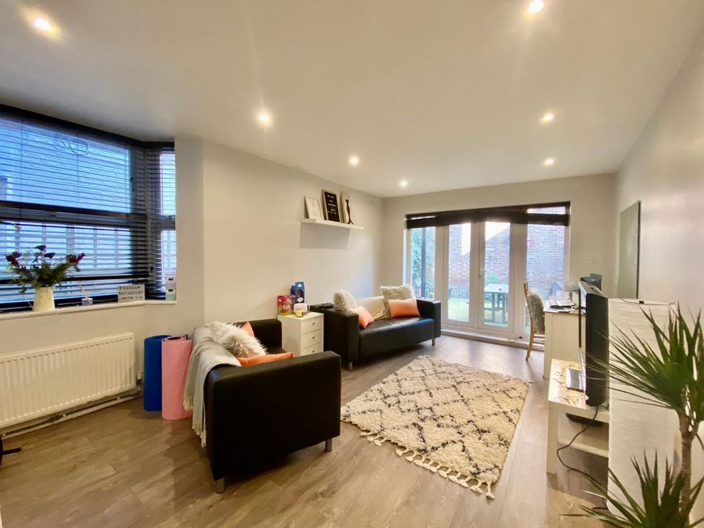 2 bed flat to rent in Handforth Road, Oval SW9, £2,752 pcm Zoopla