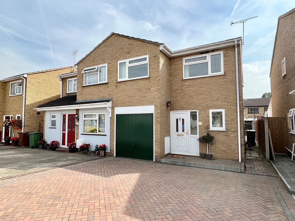 4 bed semidetached house for sale in Martins Close, StanfordLeHope