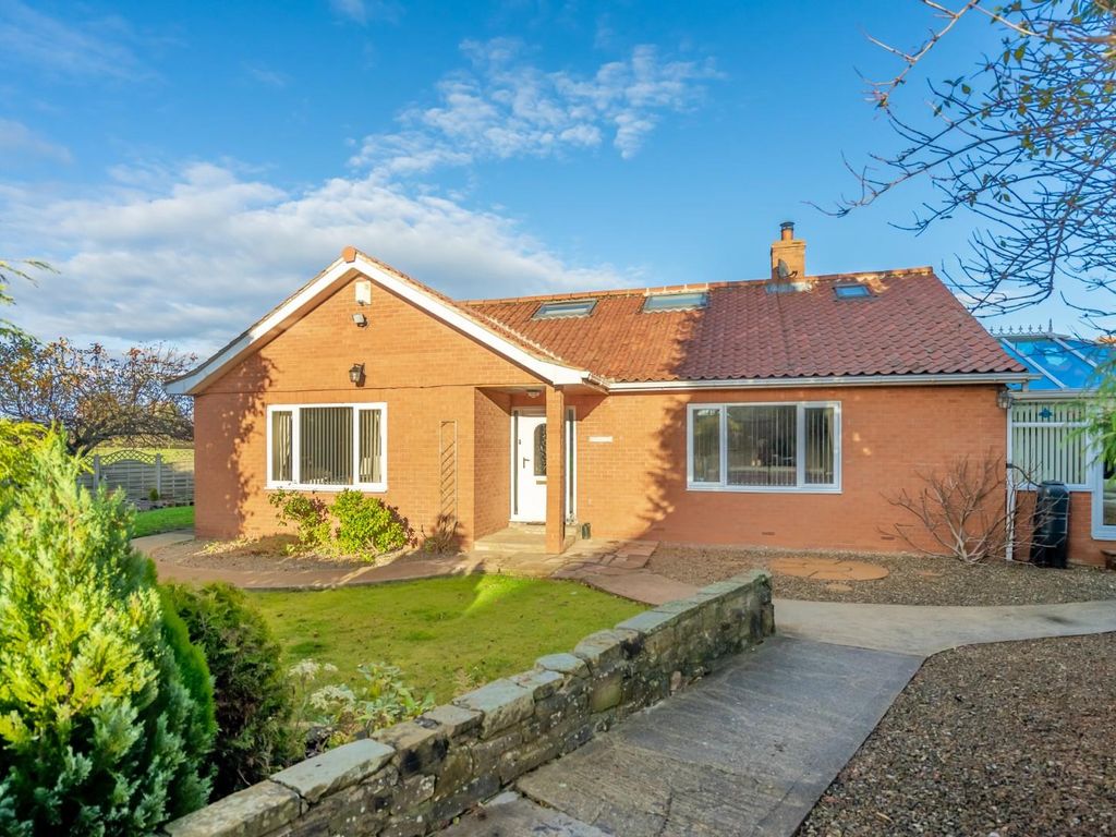 4 bed detached bungalow for sale in Moor Lea Avenue, Dringhouses, York