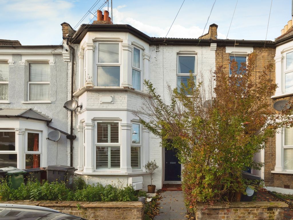 2 bed flat to rent in Murchison Road, London E10, £1,700 pcm Zoopla