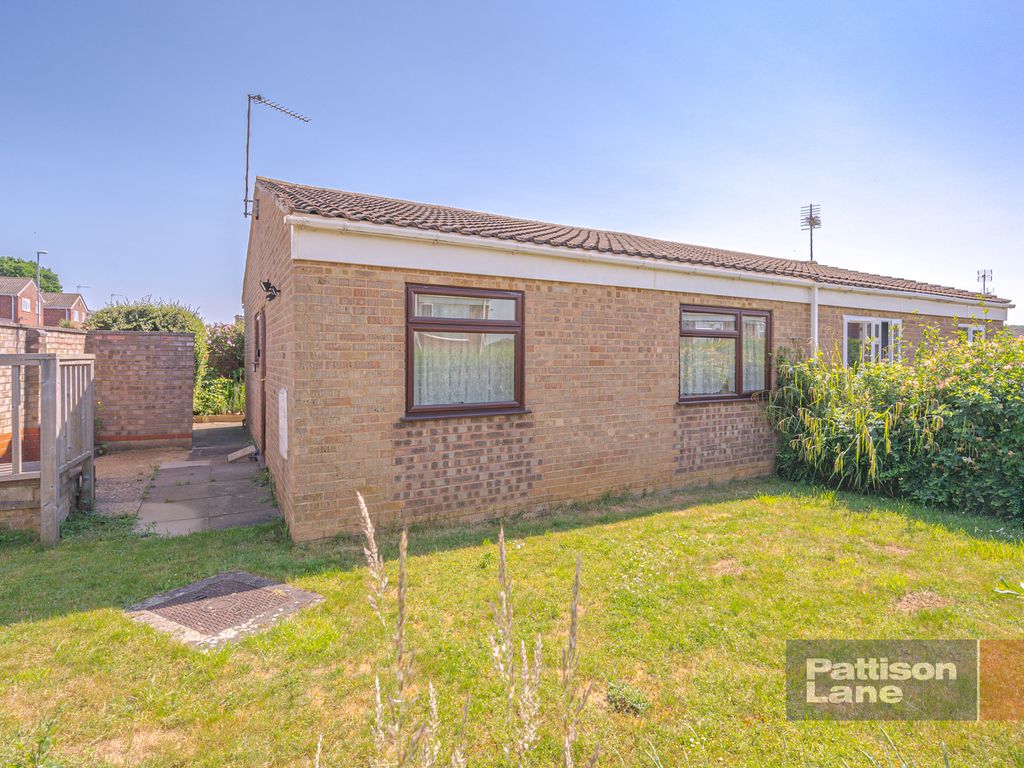 2 bed semidetached bungalow for sale in Valley Rise, Desborough