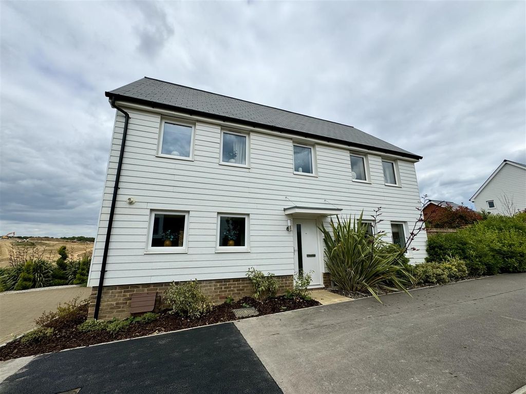 4 bed detached house to rent in Foxglove Avenue, BexhillOnSea TN40, £